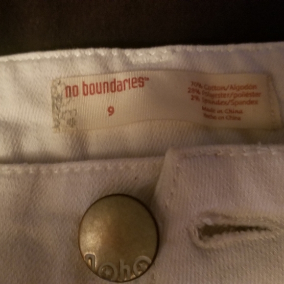 SHORTS No Boundaries White Pattern Shorts Size 9 - Picture 3 of 5